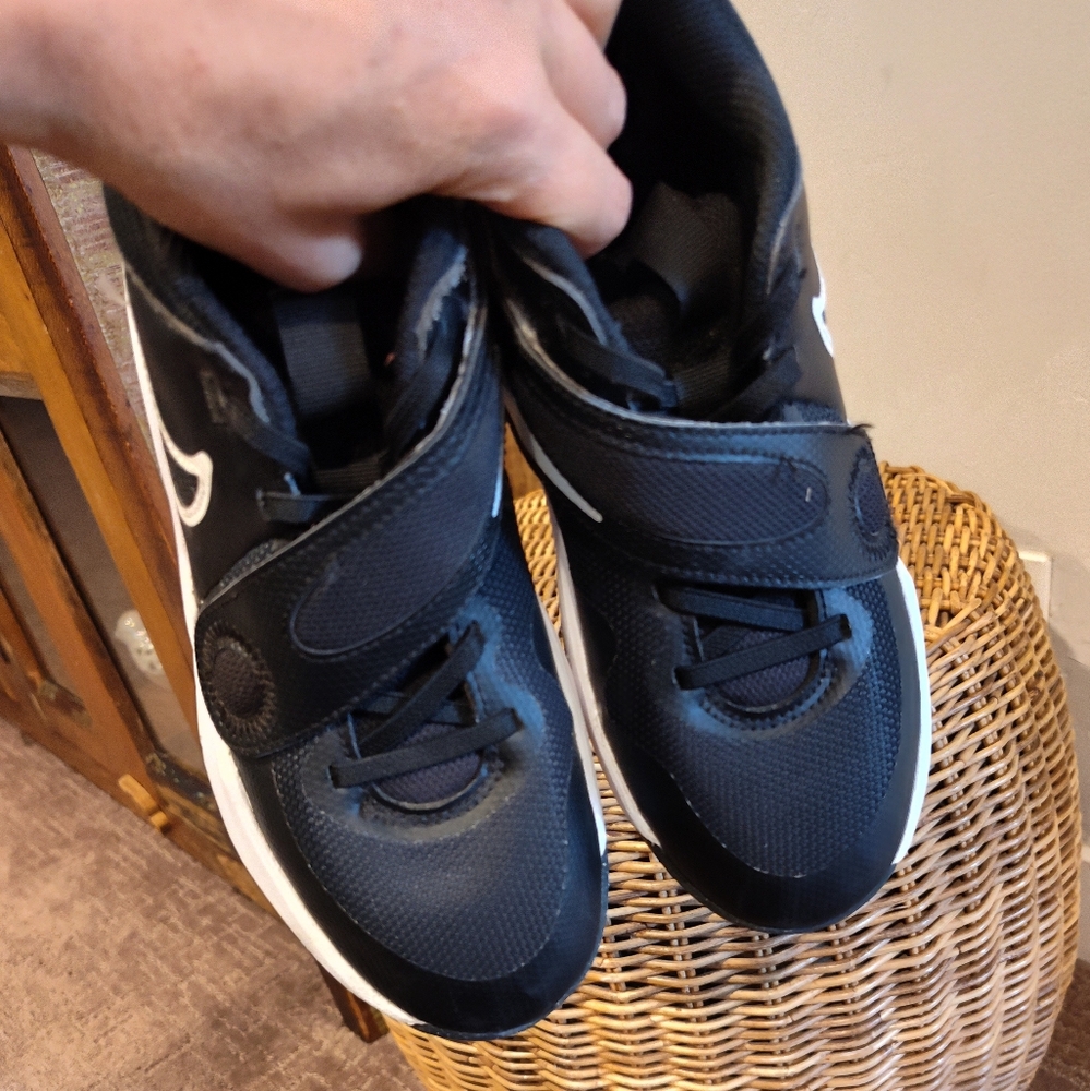 Big Kids / Boys Nike Team Hustle D 11 Hook N Loop Basketball Shoes - Picture 4 of 12
